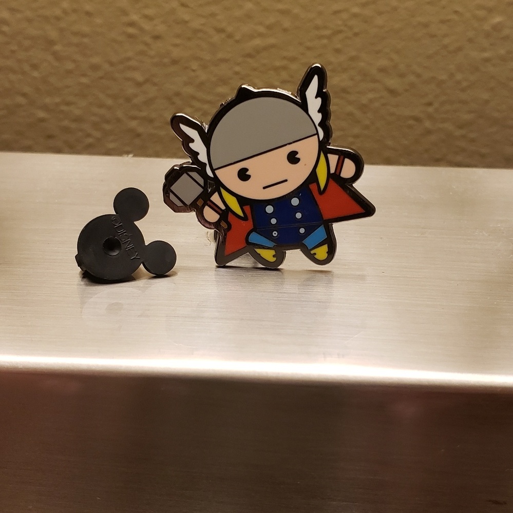 SET METAL PINS MARVEL